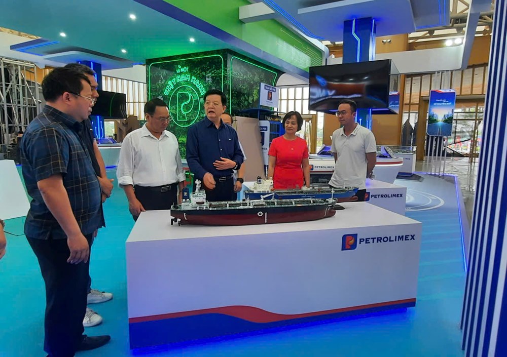 Phó Thủ tướng Mai Văn Chính kiểm tra các hạng mục tại Triển lãm Thành tựu đất nước - ảnh 2