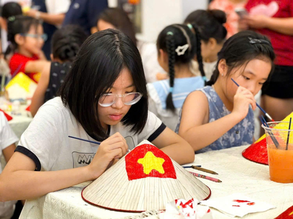 Gen Z Hà Thành và “cơn sốt” workshop nghệ thuật chào mừng Quốc khánh - ảnh 2