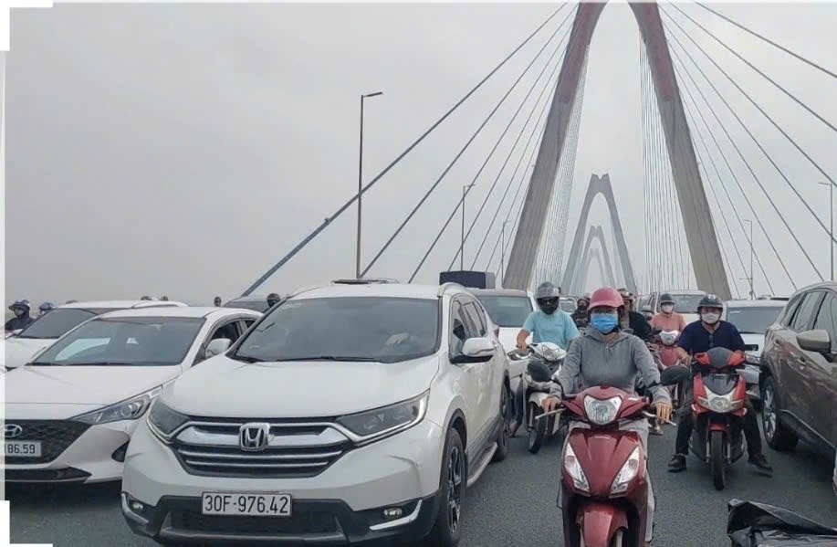 Cầu Nhật Tân ùn tắc “kỷ lục” - ảnh 1