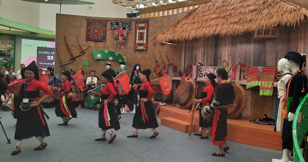 Đậm màu sắc văn hoá dân tộc các tỉnh, thành tại không gian Triển lãm Thành tựu đất nước - ảnh 2