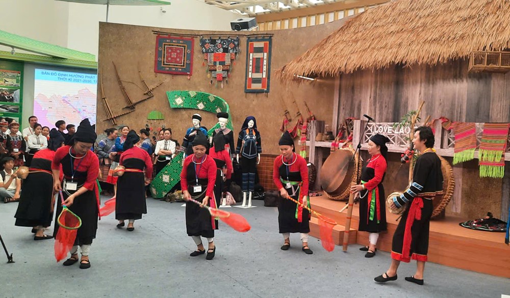 Đậm màu sắc văn hoá dân tộc các tỉnh, thành tại không gian Triển lãm Thành tựu đất nước - ảnh 1