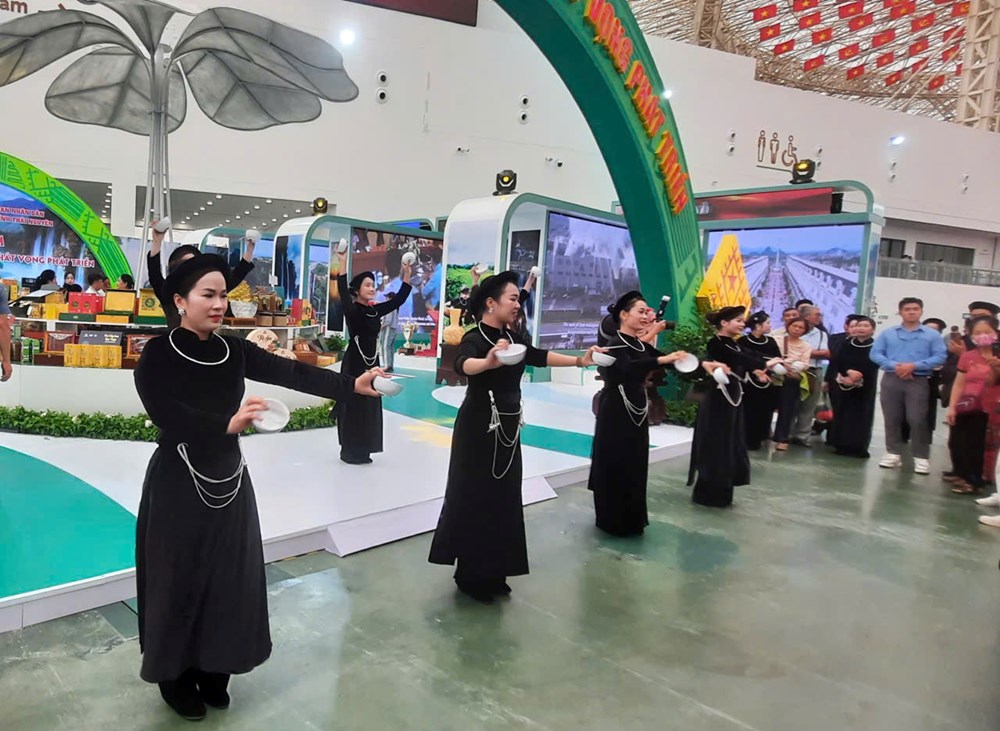 Đậm màu sắc văn hoá dân tộc các tỉnh, thành tại không gian Triển lãm Thành tựu đất nước - ảnh 5