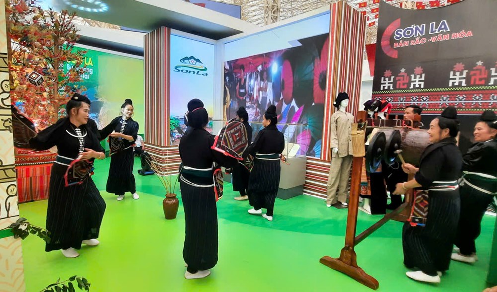 Đậm màu sắc văn hoá dân tộc các tỉnh, thành tại không gian Triển lãm Thành tựu đất nước - ảnh 8