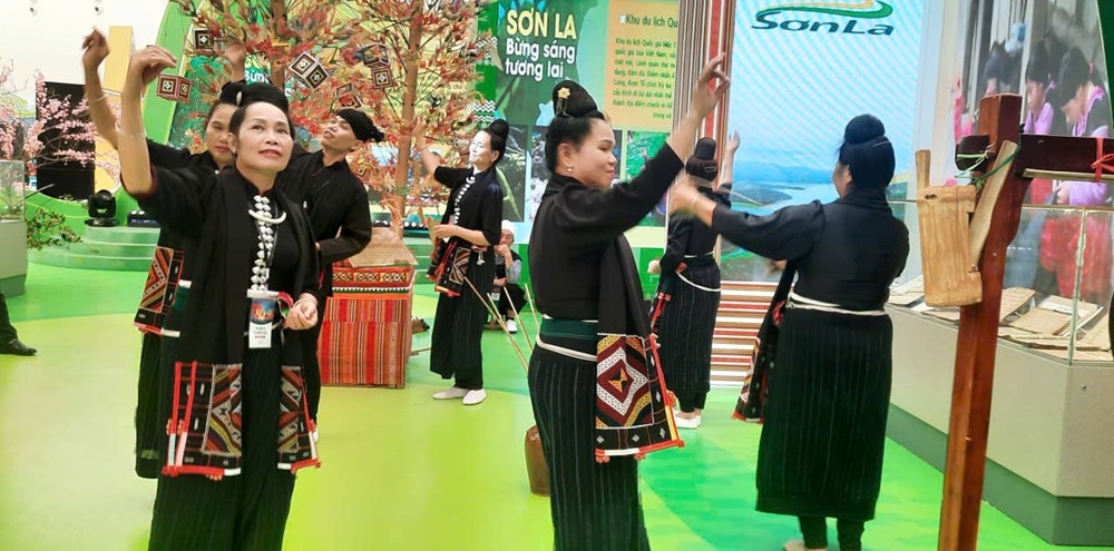 Đậm màu sắc văn hoá dân tộc các tỉnh, thành tại không gian Triển lãm Thành tựu đất nước - ảnh 7