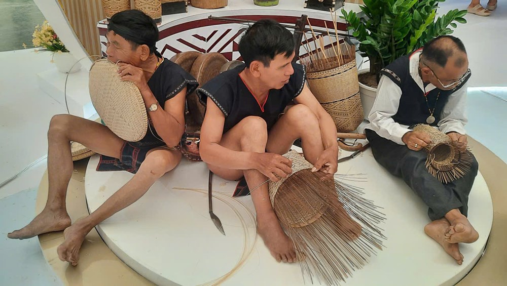 Đậm màu sắc văn hoá dân tộc các tỉnh, thành tại không gian Triển lãm Thành tựu đất nước - ảnh 11