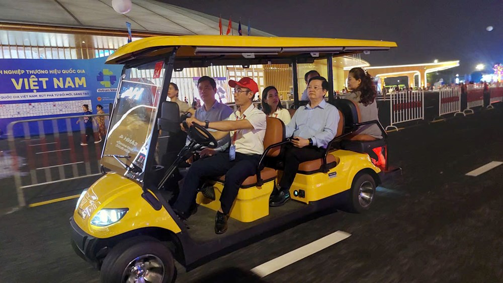  Phó Thủ tướng Mai Văn Chính thị sát các gian hàng tại Triển lãm Thành tựu đất nước - ảnh 1
