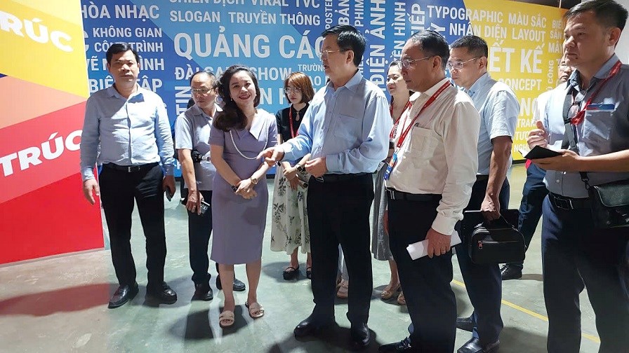  Phó Thủ tướng Mai Văn Chính thị sát các gian hàng tại Triển lãm Thành tựu đất nước - ảnh 9