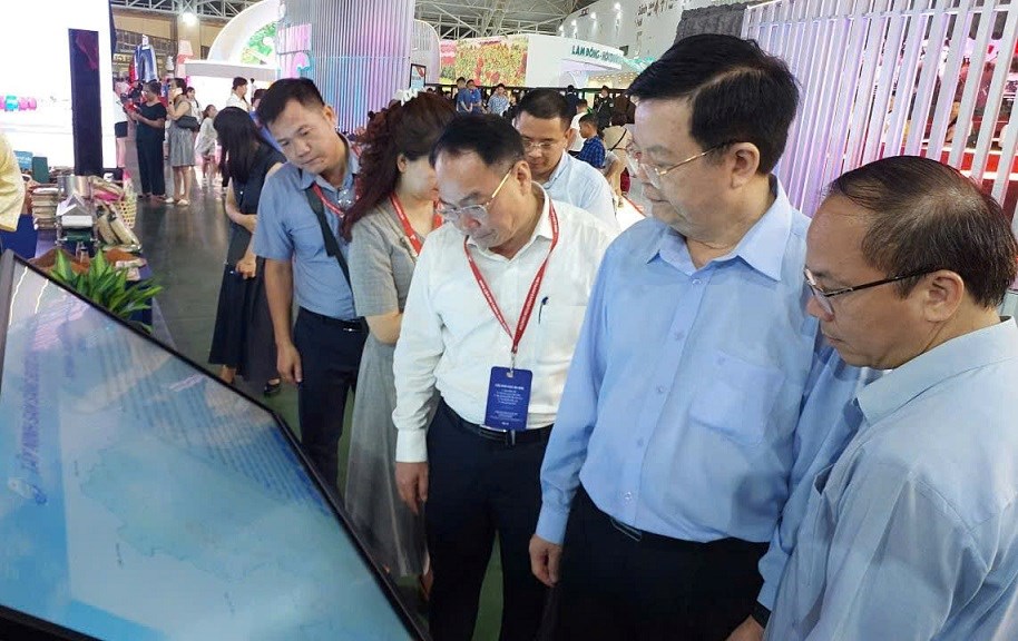  Phó Thủ tướng Mai Văn Chính thị sát các gian hàng tại Triển lãm Thành tựu đất nước - ảnh 6