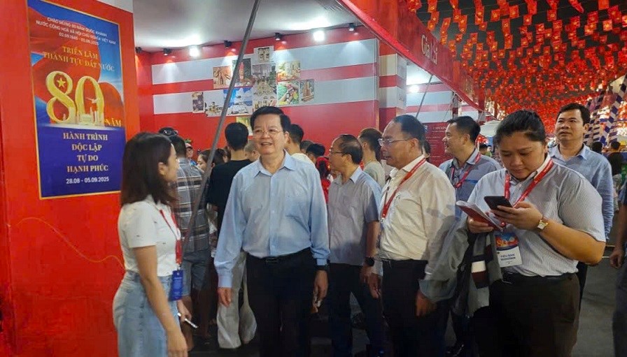  Phó Thủ tướng Mai Văn Chính thị sát các gian hàng tại Triển lãm Thành tựu đất nước - ảnh 4