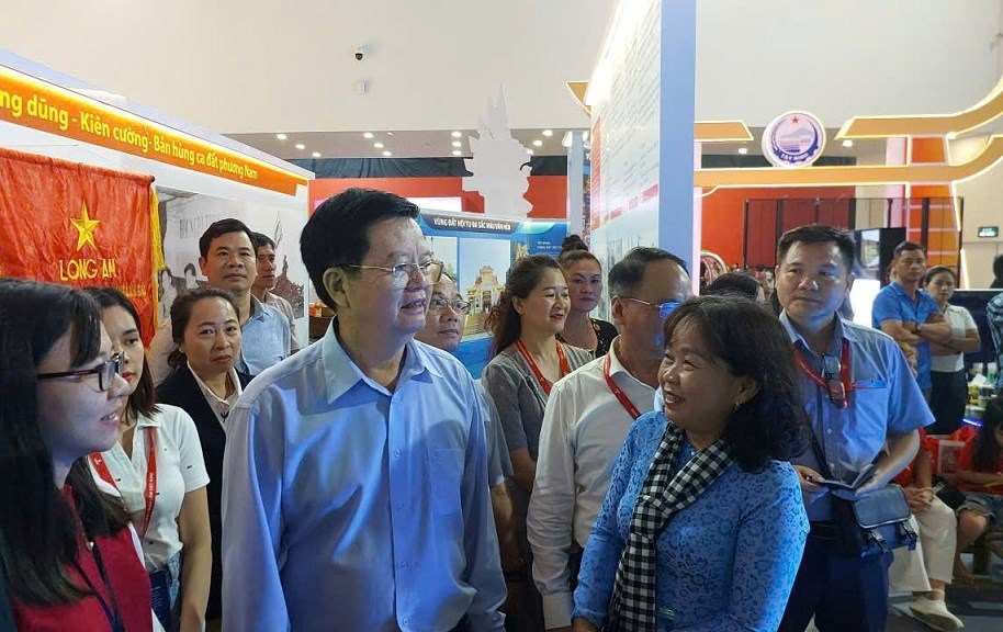  Phó Thủ tướng Mai Văn Chính thị sát các gian hàng tại Triển lãm Thành tựu đất nước - ảnh 5