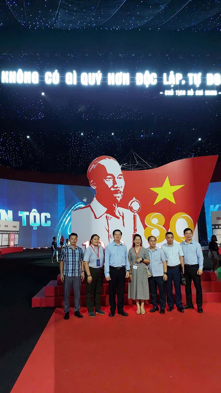  Phó Thủ tướng Mai Văn Chính thị sát các gian hàng tại Triển lãm Thành tựu đất nước - ảnh 2