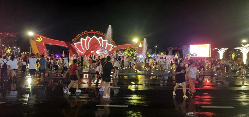 Ngày đầu kỳ nghỉ Đại lễ, đông nghịt người đến Triển lãm “80 năm Hành trình Độc lập - Tự do - Hạnh phúc“ - ảnh 4