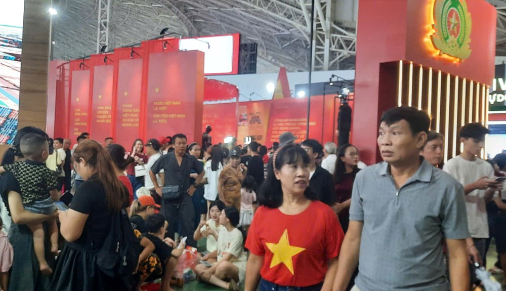 Ngày đầu kỳ nghỉ Đại lễ, đông nghịt người đến Triển lãm “80 năm Hành trình Độc lập - Tự do - Hạnh phúc“ - ảnh 3