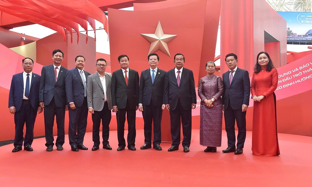 Phó Thủ tướng Mai Văn Chính đón đoàn lãnh đạo cấp cao Đảng, Nhà nước Lào và Campuchia thăm Triển lãm Thành tựu đất nước - ảnh 4