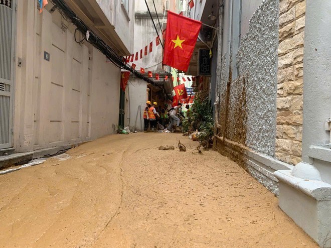 Bùn lỏng lại trào lên phố Giang Văn Minh, Hà Nội - ảnh 1
