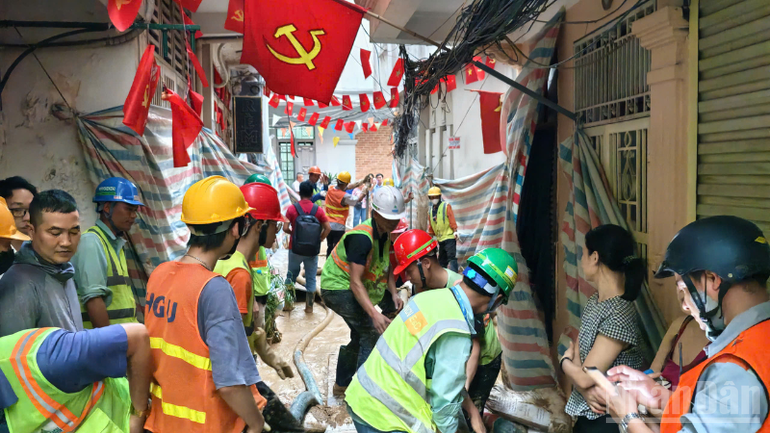 Nguyên nhân sự cố bùn lỏng trào lên mặt phố Giang Văn Minh - ảnh 1