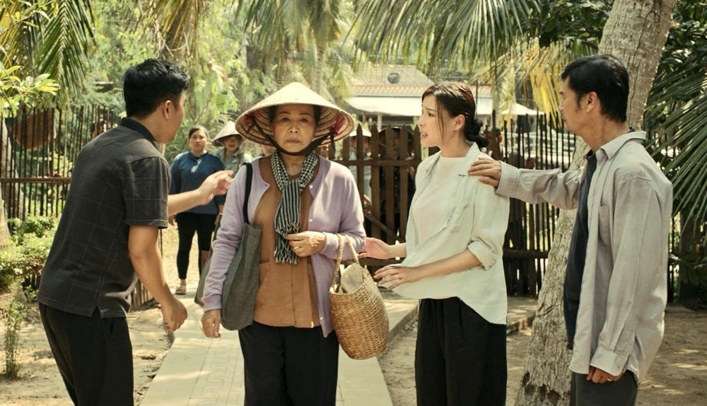 Khán giả trung niên xúc động khi tìm thấy bóng dáng mình trong “Bà già đi bụi” - ảnh 1