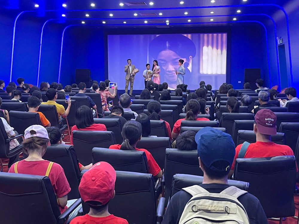 Nhiều khán giả không cầm được nước mắt khi xem phim về thời thơ ấu của Bác Hồ - ảnh 4
