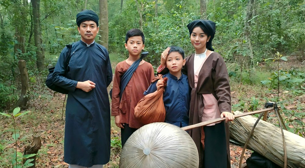 Nhiều khán giả không cầm được nước mắt khi xem phim về thời thơ ấu của Bác Hồ - ảnh 1