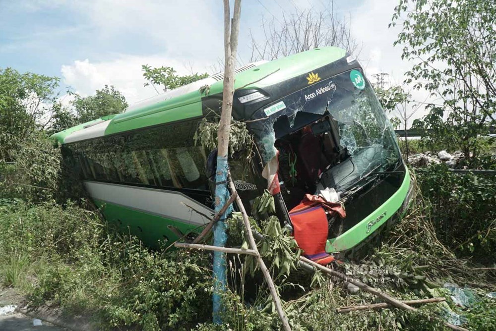 Hiện trường vụ 4 xe va chạm liên hoàn trên cao tốc: Xe bị biến dạng, xe lao khỏi lan can lật nghiêng - ảnh 3