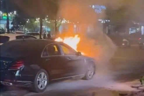 Ô tô Mercedes bốc cháy ngùn ngụt tại Hà Nội - ảnh 1