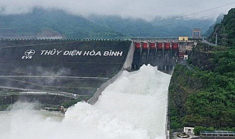 Mở 1 cửa xả đáy hồ thủy điện Hòa Bình vào 15 giờ chiều nay - ảnh 1