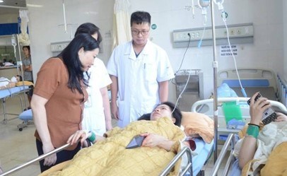 Vụ lật xe khách ở Lào Cai: 20 người bị thương đang được điều trị - ảnh 1