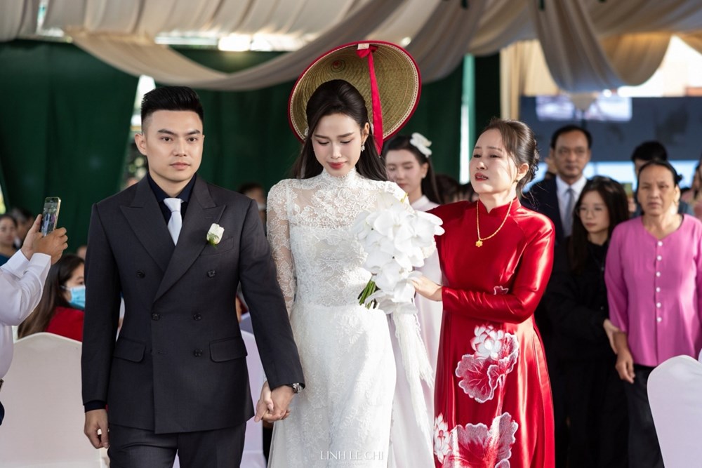 Hoa hậu Đỗ Thị Hà hạnh phúc trong ngày lên xe hoa cùng chồng doanh nhân - ảnh 3