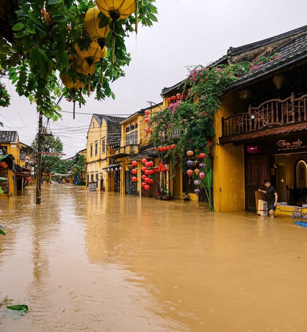 Huế chìm trong mưa lũ lịch sử - ảnh 4