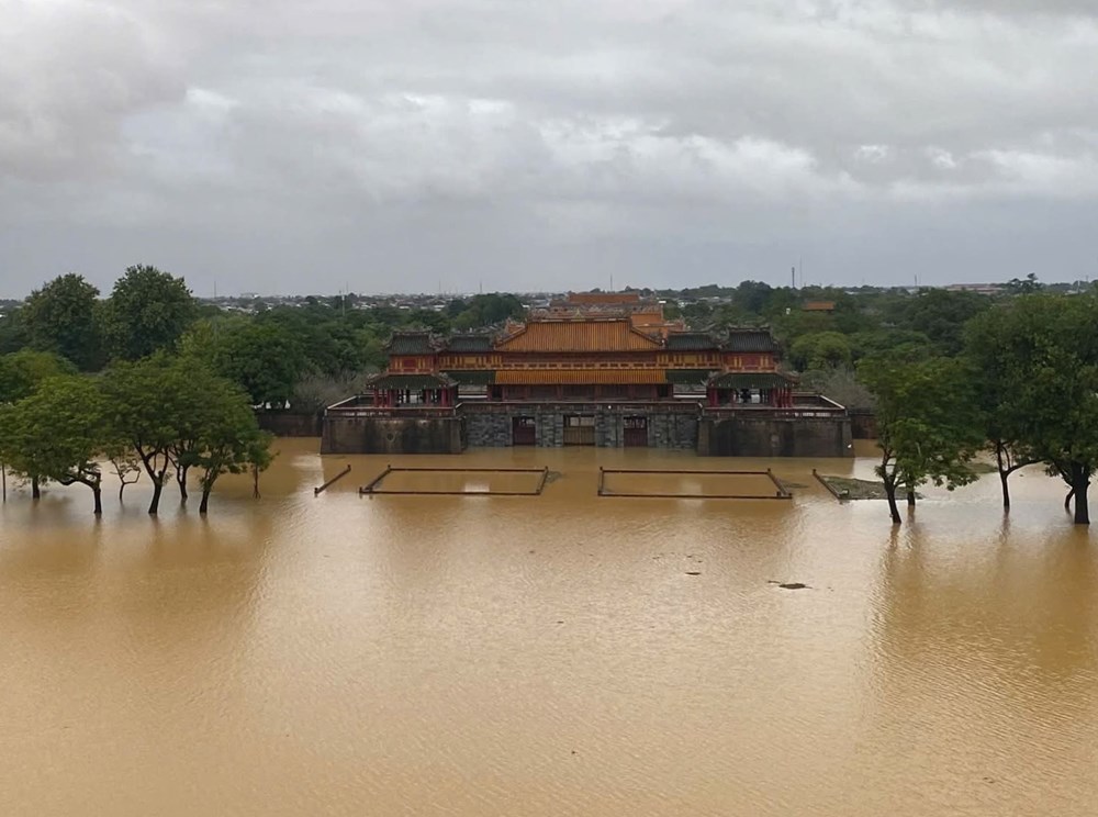 Huế chìm trong mưa lũ lịch sử - ảnh 2