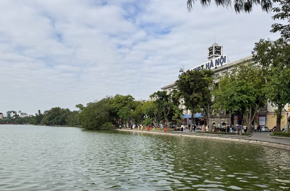 Tranh cãi quanh clip người phụ nữ tử vong ở hồ Hoàn Kiếm: Vô cảm hay hiểu lầm? - ảnh 1