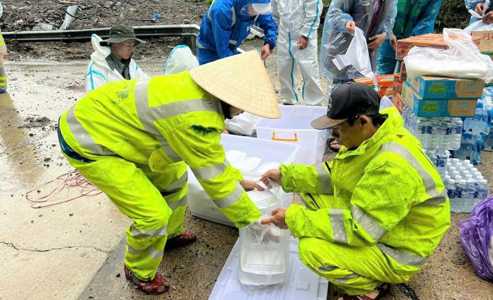 Nỗ lực cứu hộ những người bị mắc kẹt tại đèo Lò Xo - ảnh 1