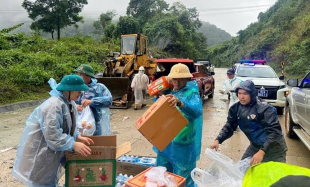 Nỗ lực cứu hộ những người bị mắc kẹt tại đèo Lò Xo - ảnh 3