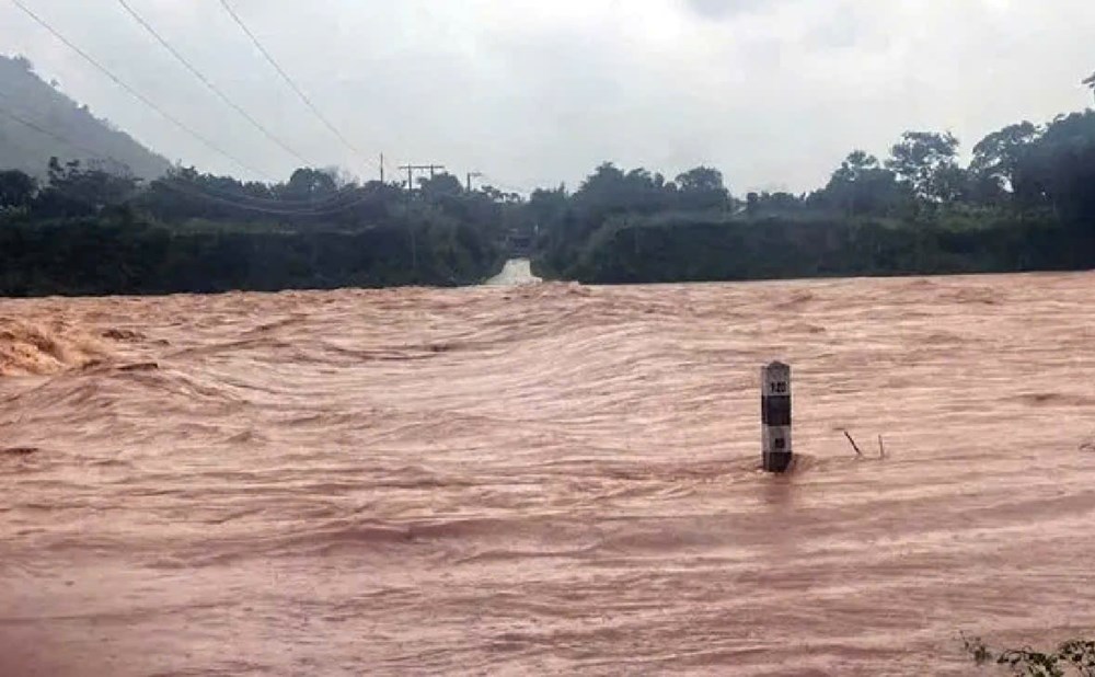 Hàng nghìn hộ dân ngập sâu, nhiều tuyến đường chia cắt - ảnh 1