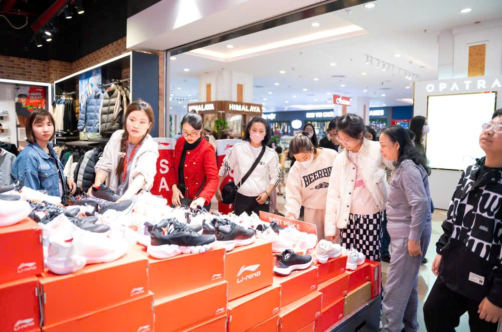 Trung tâm thương mại sôi động dịp Black Friday 2025 - ảnh 1