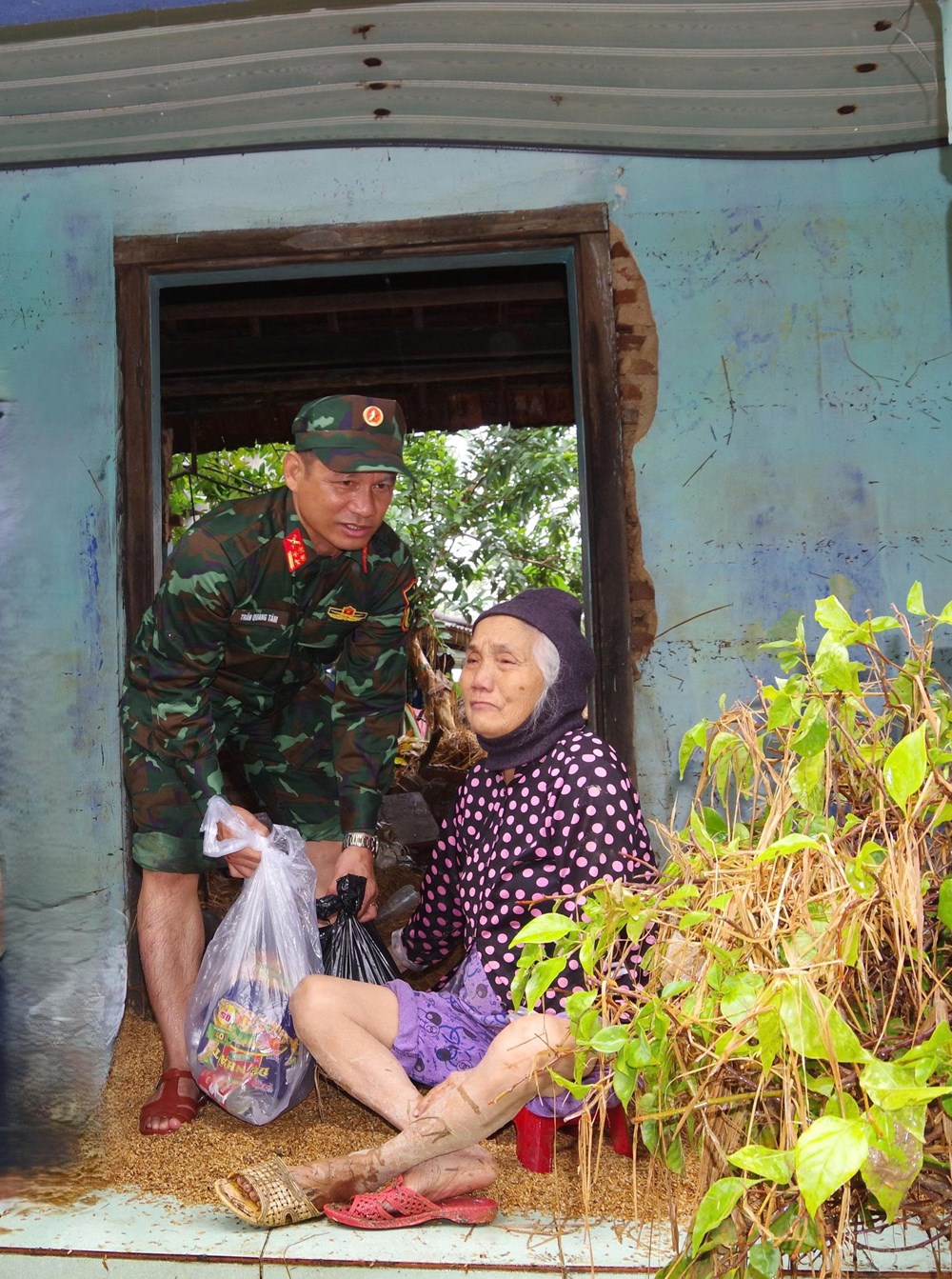 Các lực lượng dồn sức hỗ trợ người dân khắc phục hậu quả mưa lũ - ảnh 5