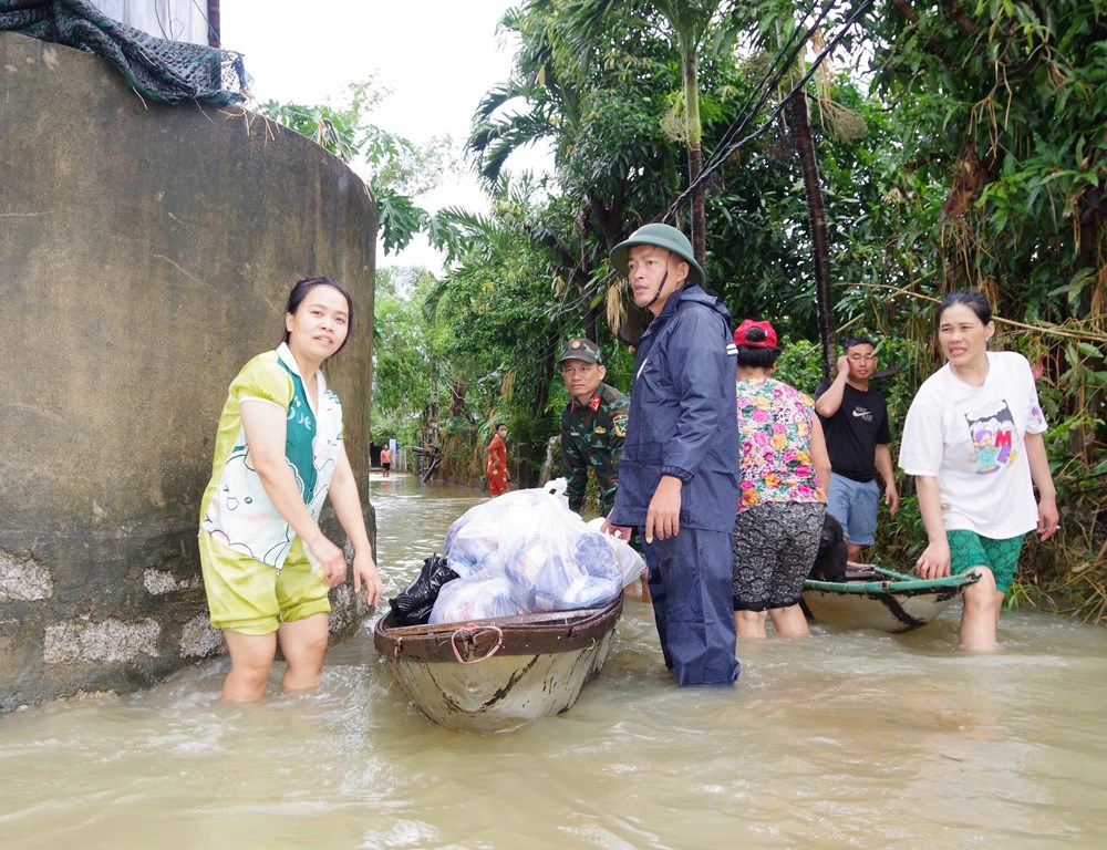 Các lực lượng dồn sức hỗ trợ người dân khắc phục hậu quả mưa lũ - ảnh 4