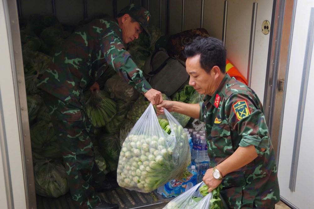 Các lực lượng dồn sức hỗ trợ người dân khắc phục hậu quả mưa lũ - ảnh 6