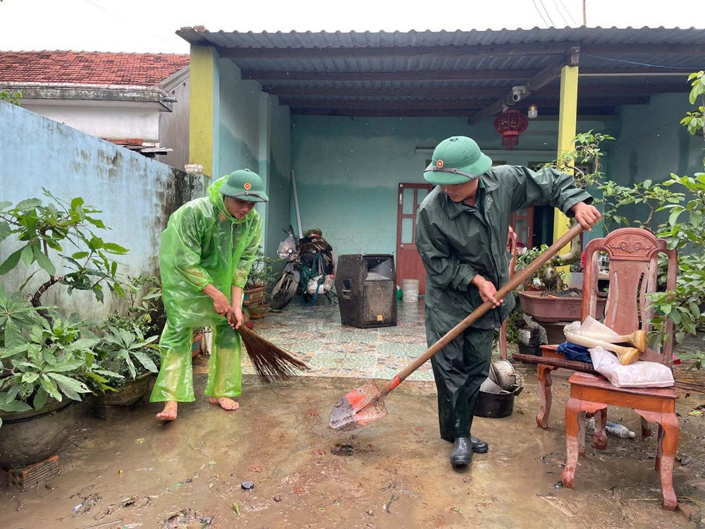 Các lực lượng dồn sức hỗ trợ người dân khắc phục hậu quả mưa lũ - ảnh 2