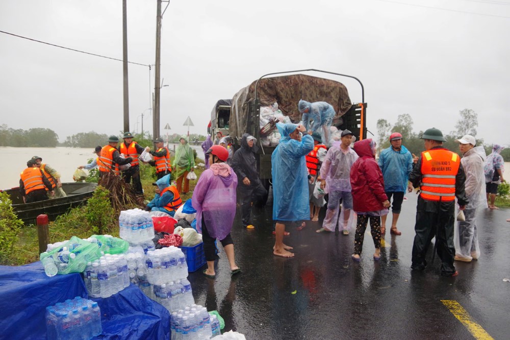 Các lực lượng dồn sức hỗ trợ người dân khắc phục hậu quả mưa lũ - ảnh 9