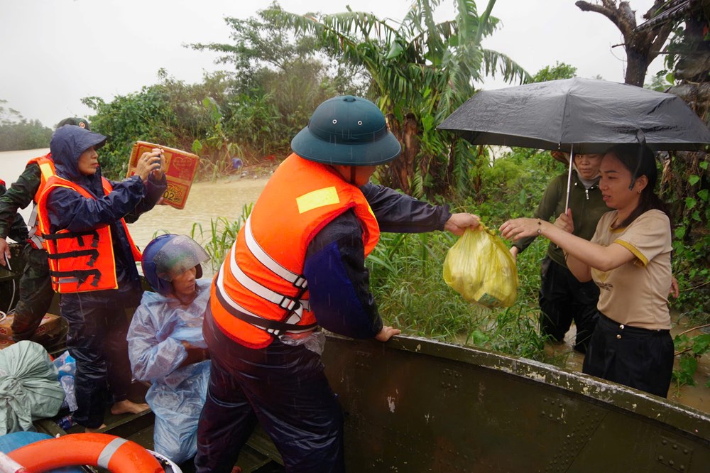 Các lực lượng dồn sức hỗ trợ người dân khắc phục hậu quả mưa lũ - ảnh 7