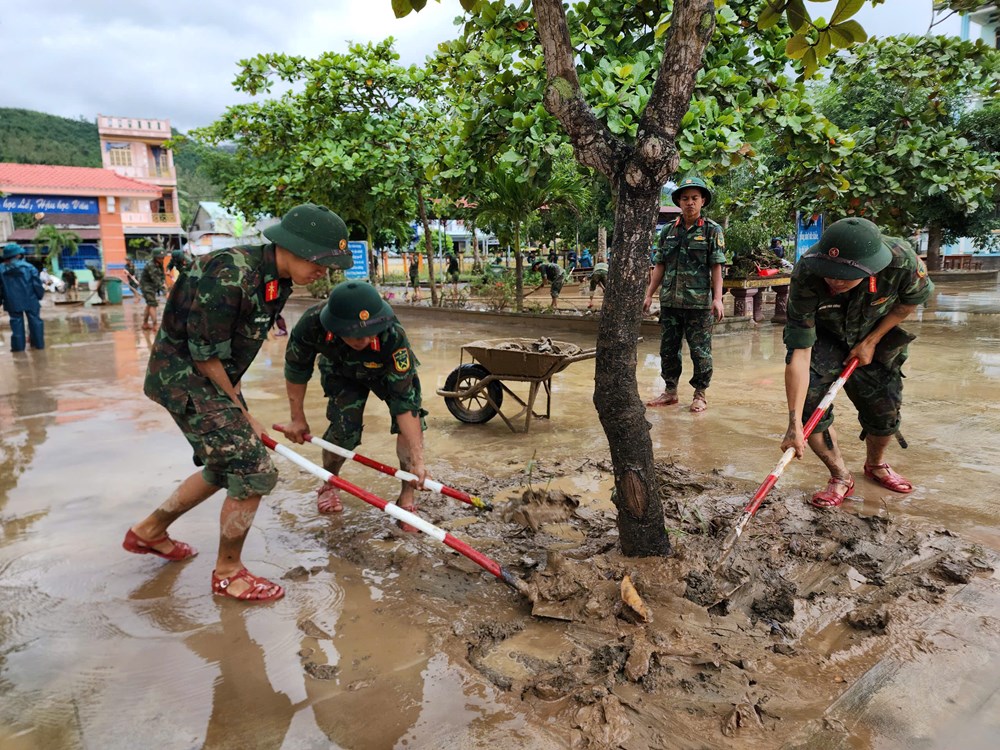 Các lực lượng dồn sức hỗ trợ người dân khắc phục hậu quả mưa lũ - ảnh 3