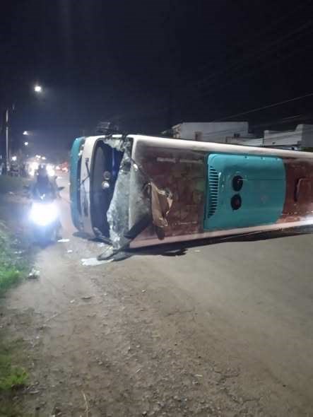 Hiện trường vụ lật xe chở công nhân ở Tây Ninh khiến nhiều người bị thương - ảnh 2