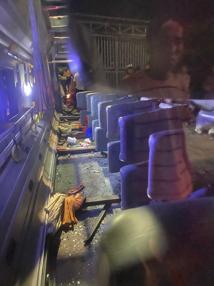 Hiện trường vụ lật xe chở công nhân ở Tây Ninh khiến nhiều người bị thương - ảnh 4