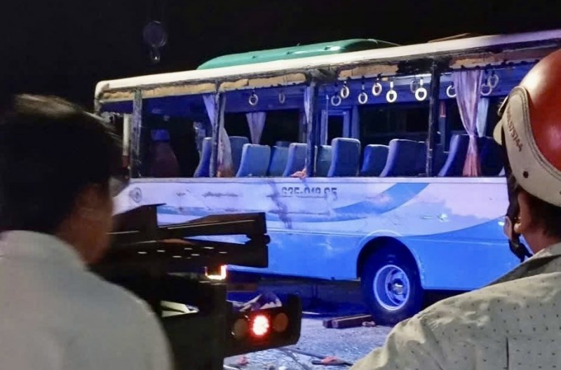 Hiện trường vụ lật xe chở công nhân ở Tây Ninh khiến nhiều người bị thương - ảnh 1