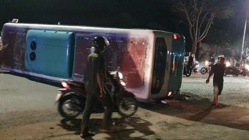 Hiện trường vụ lật xe chở công nhân ở Tây Ninh khiến nhiều người bị thương - ảnh 3