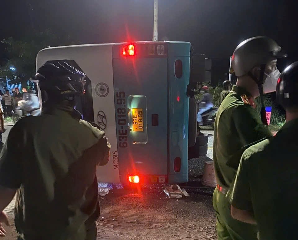 Hiện trường vụ lật xe chở công nhân ở Tây Ninh khiến nhiều người bị thương - ảnh 5