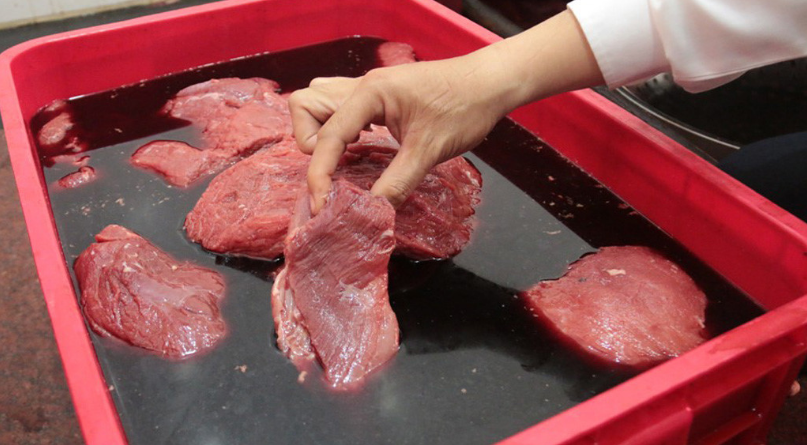 Trách nhiệm của 75 quán ăn nhập “thịt bò giả” bán cho thực khách ra sao? - ảnh 1