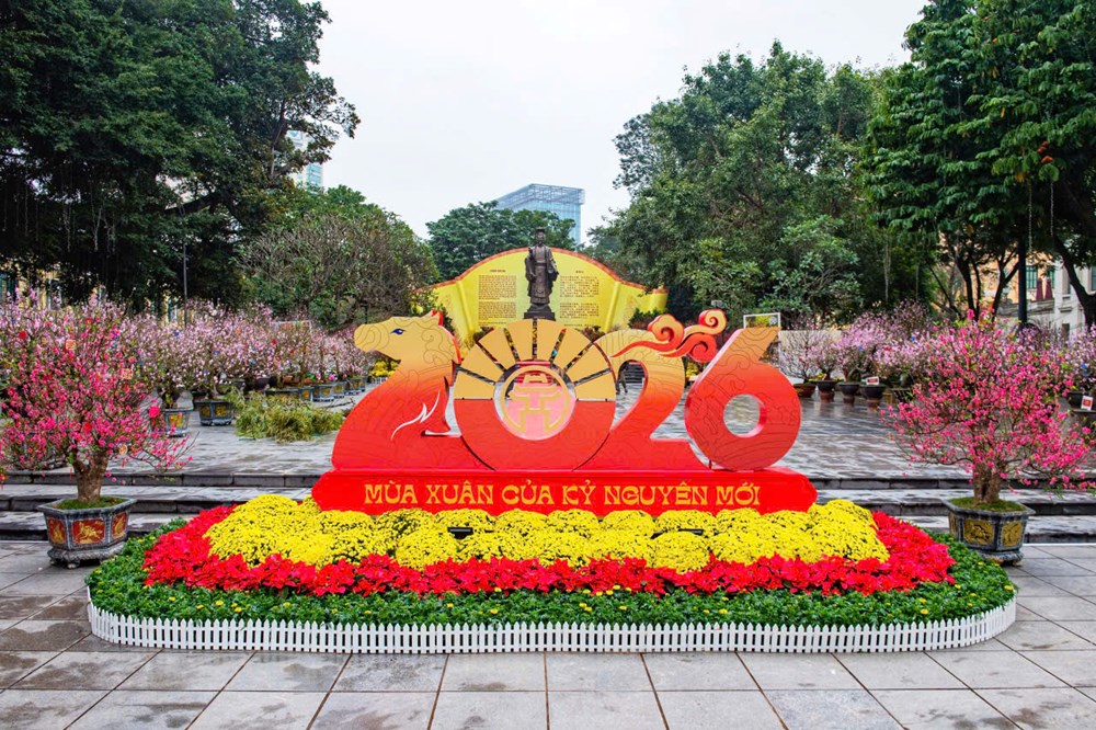 Du khách nô nức check-in không gian hoa xuân Lý Thái Tổ ngày đầu mở cửa - ảnh 1