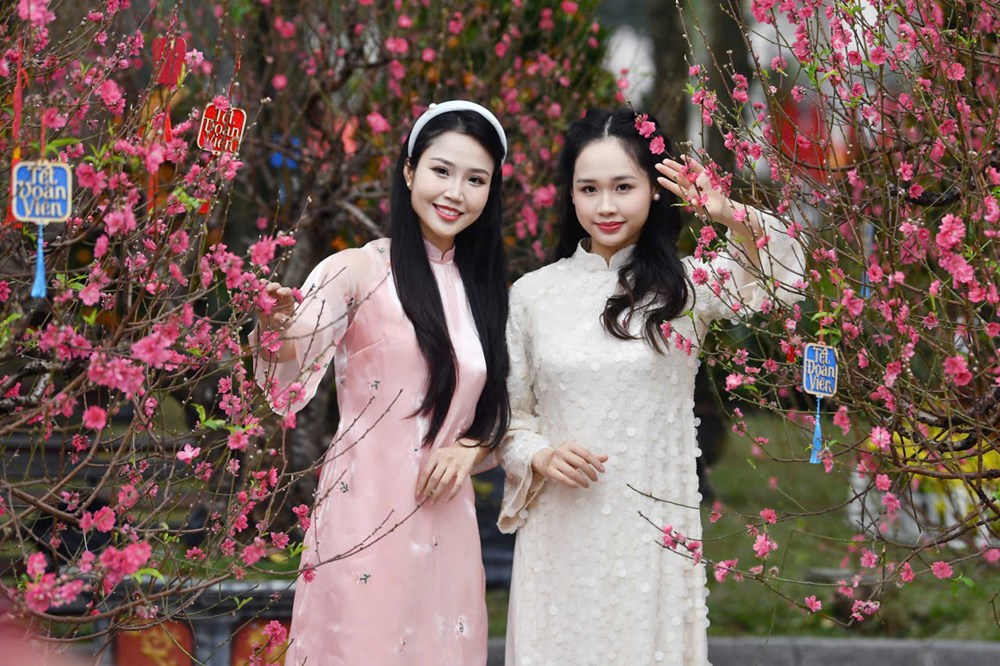 Du khách nô nức check-in không gian hoa xuân Lý Thái Tổ ngày đầu mở cửa - ảnh 2